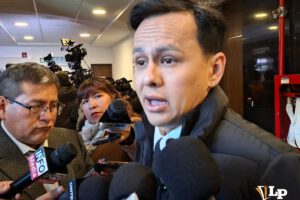 El diputado Bastian Giesse en conferencia de prensa