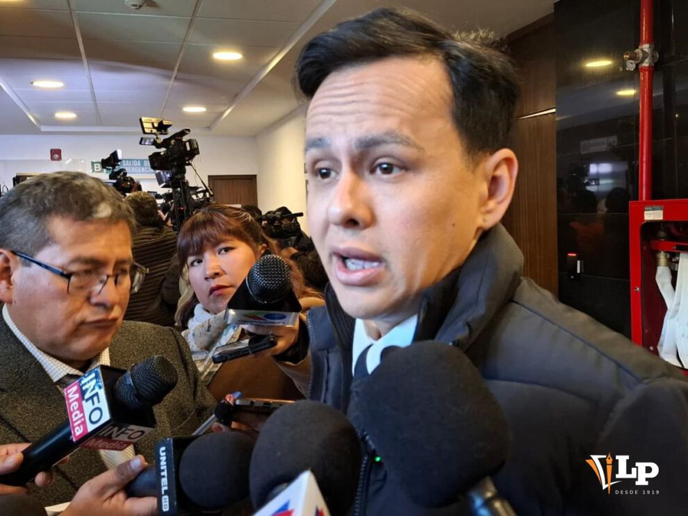 El diputado Bastian Giesse en conferencia de prensa