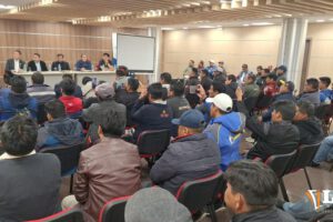 transportistas y gobierno reunidos en Oruro para tratar el tema calidad de combustible