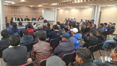 transportistas y gobierno reunidos en Oruro para tratar el tema calidad de combustible