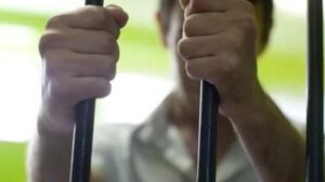 Imagen referencial de sujeto encarcelado