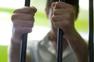 Imagen referencial de sujeto encarcelado