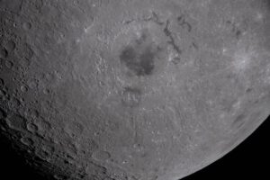 la Luna donde se observa la cuenca Orientale en la parte superior
