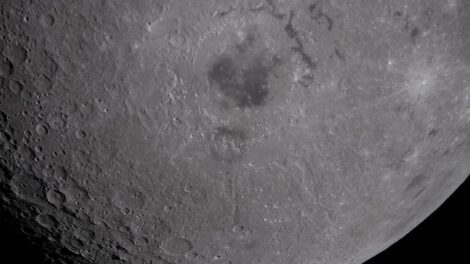 la Luna donde se observa la cuenca Orientale en la parte superior