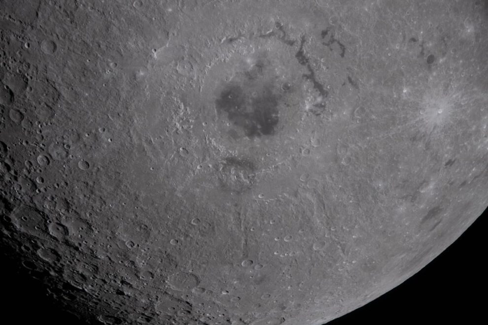 la Luna donde se observa la cuenca Orientale en la parte superior