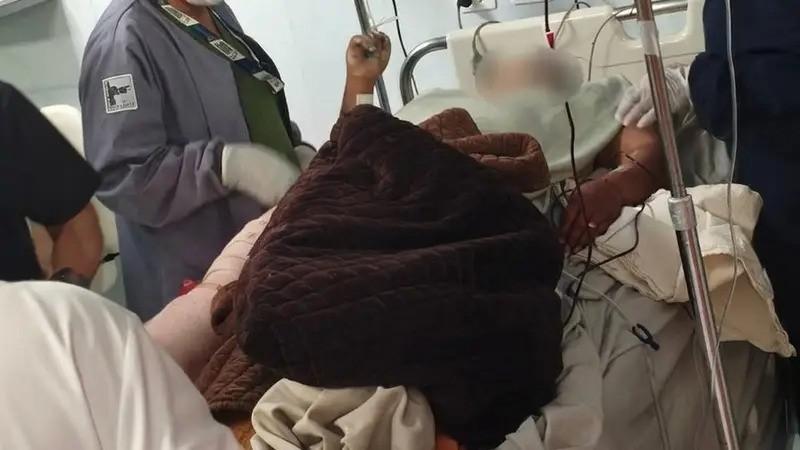 persona en una camilla