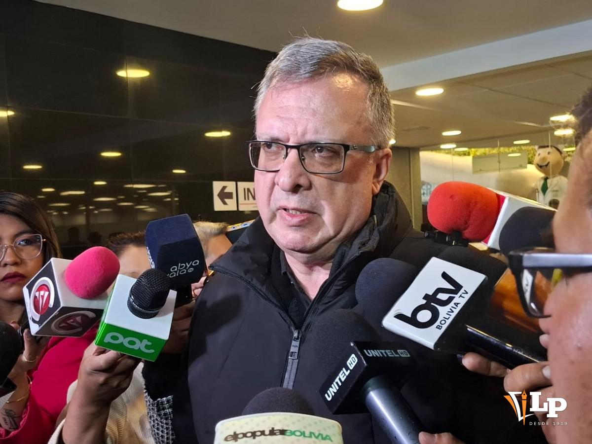 El diputado Alarcón en conferencia de prensa