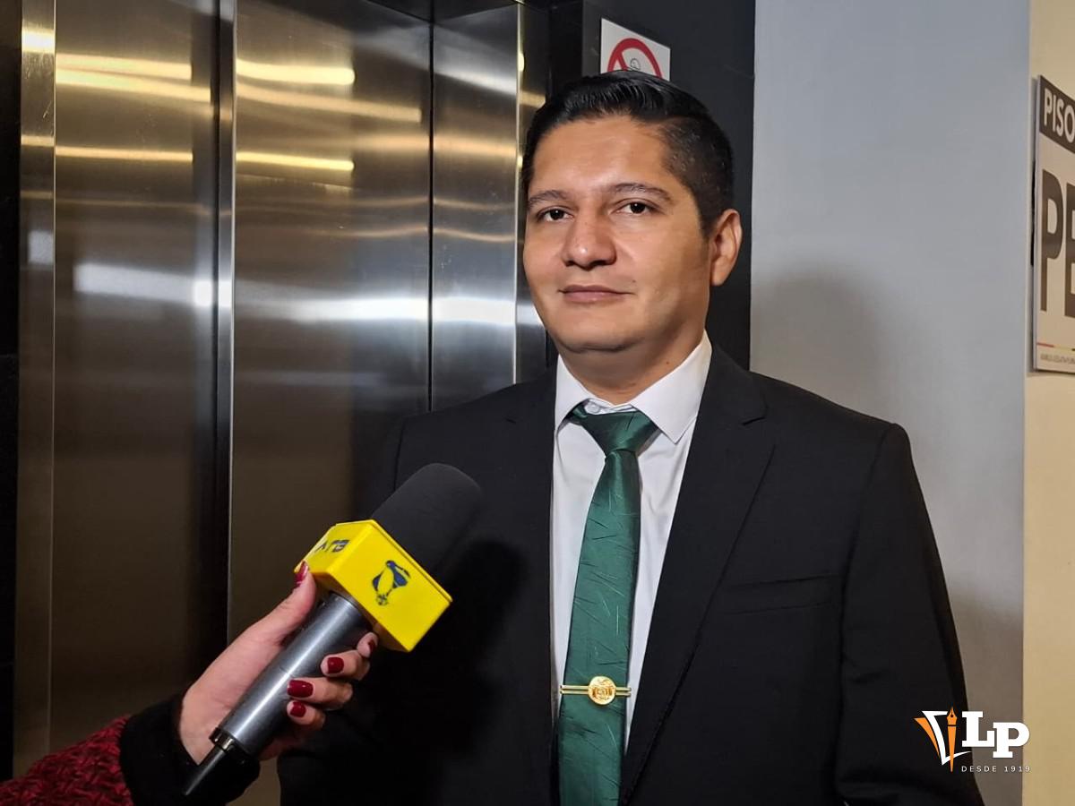 El diputado Rada en conferencia de prensa