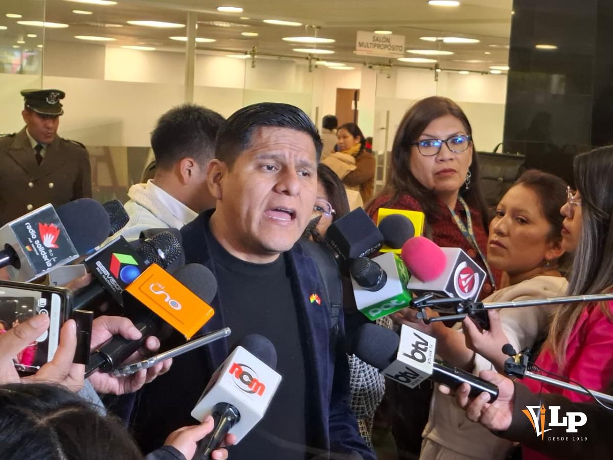 El diputado Pacheco en conferencia de prensa