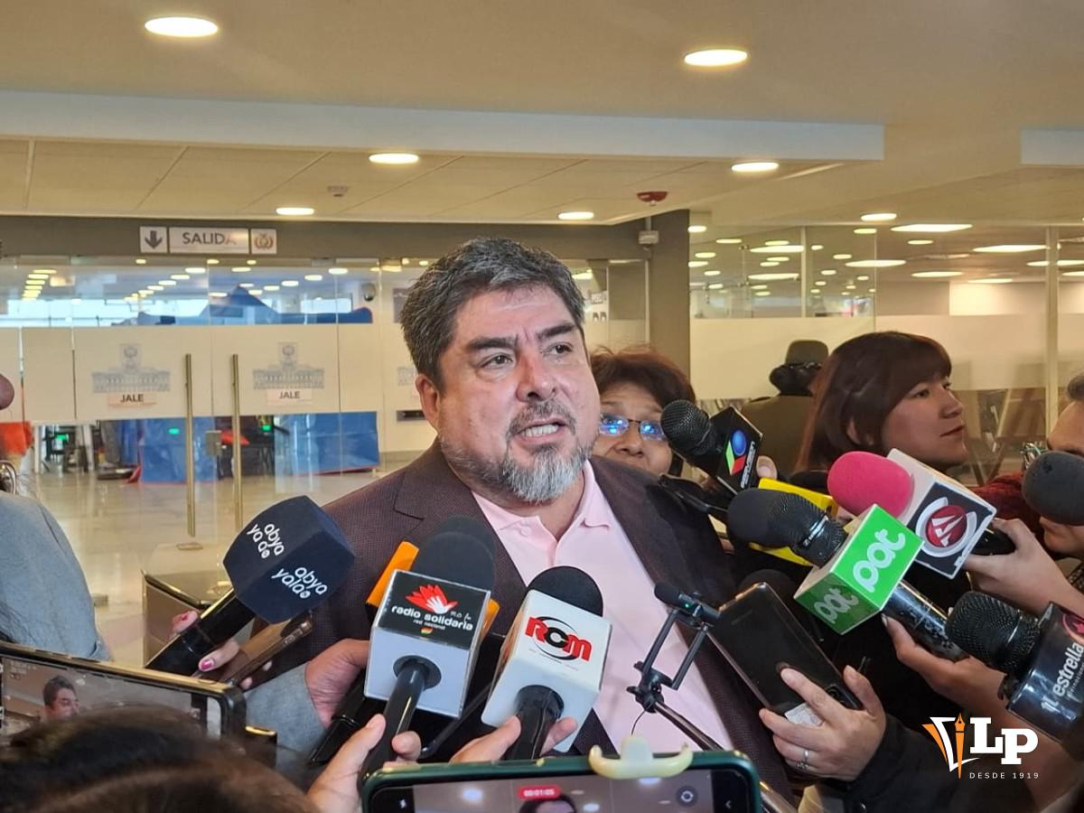 El diputado Zegarra en conferencia de prensa