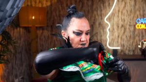 María Galindo cortando el traje típico del oriente boliviano, el tipoy