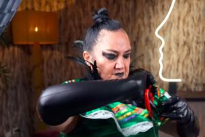 María Galindo cortando el traje típico del oriente boliviano, el tipoy