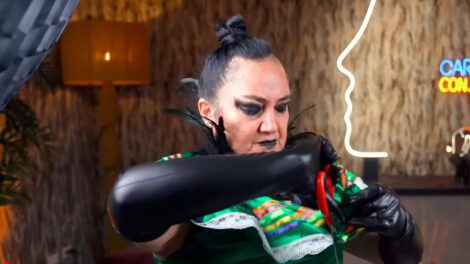 María Galindo cortando el traje típico del oriente boliviano, el tipoy