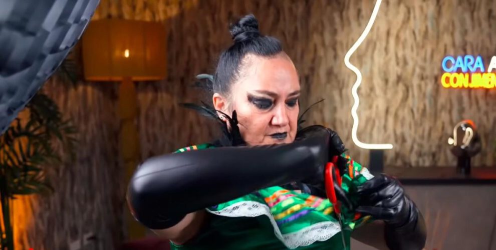 María Galindo cortando el traje típico del oriente boliviano, el tipoy