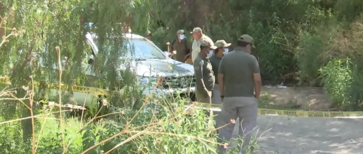 Policías y peritos custodian el lote baldío en Pucarita donde fue hallado el cuerpo