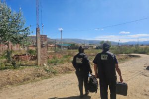 Personal del Instituto de Investigaciones Forenses (IDIF) se retira tras procesar la escena