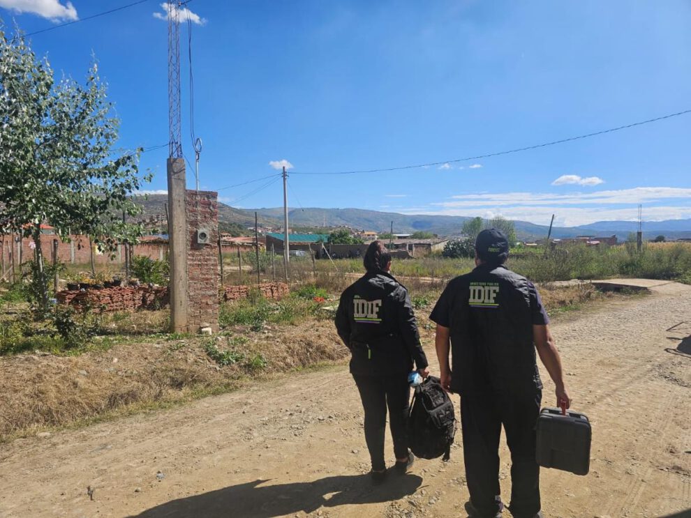 Personal del Instituto de Investigaciones Forenses (IDIF) se retira tras procesar la escena