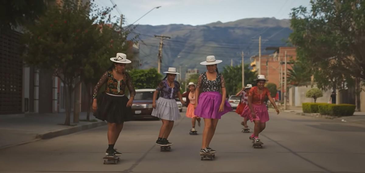 Integrantes del colectivo Imillaskate se apropian de las calles de Cochabamba