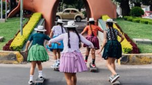Las jóvenes skaters usan la pollera tradicional andina como símbolo de orgullo y resistencia cultural