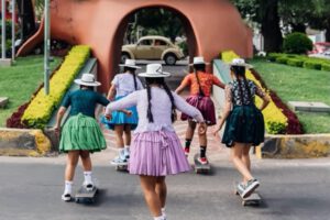 Las jóvenes skaters usan la pollera tradicional andina como símbolo de orgullo y resistencia cultural
