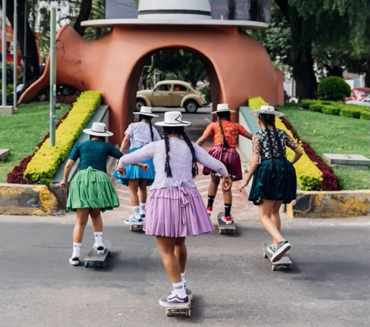 Las jóvenes skaters usan la pollera tradicional andina como símbolo de orgullo y resistencia cultural