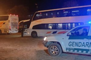 Las autoridades decomisaron objetos punzocortantes y sustancias ilícitas a hinchas de River Plate