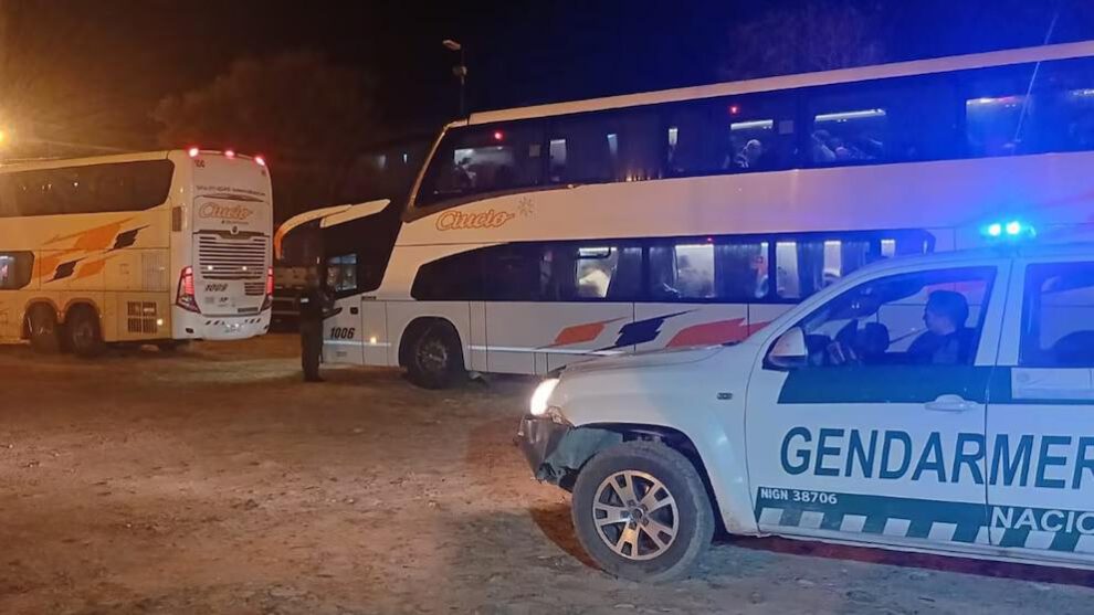 Las autoridades decomisaron objetos punzocortantes y sustancias ilícitas a hinchas de River Plate