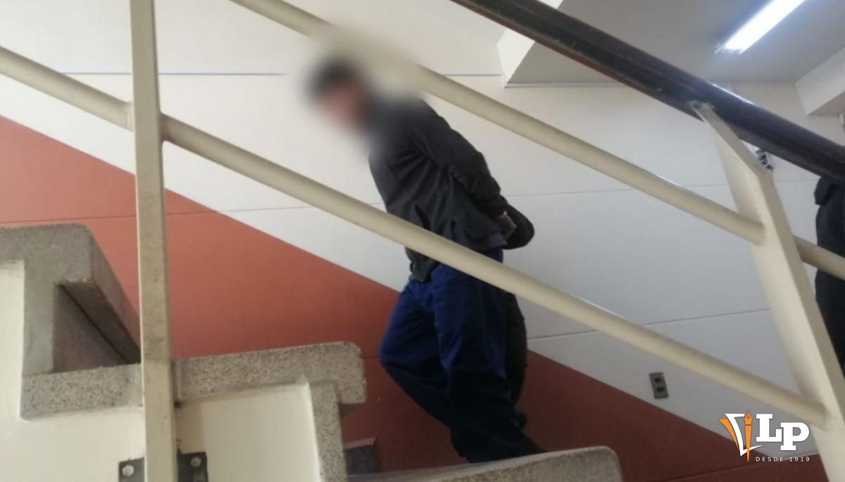 El joven es llevado a su audiencia