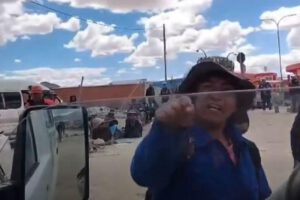 Imagen de uno de los manifestantes amenazando a la ambulancia