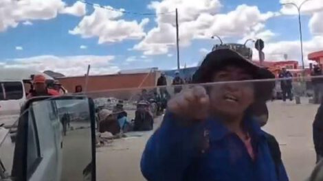 Imagen de uno de los manifestantes amenazando a la ambulancia