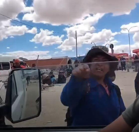 Imagen de uno de los manifestantes amenazando a la ambulancia