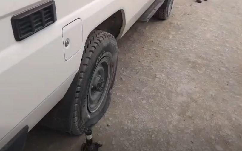 Imagen de la llanta pinchada de la ambulancia