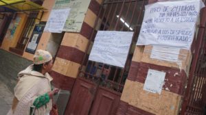 una mujer viendo un cartel en un hospital