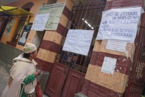 una mujer viendo un cartel en un hospital