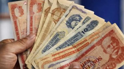Mano con dinero