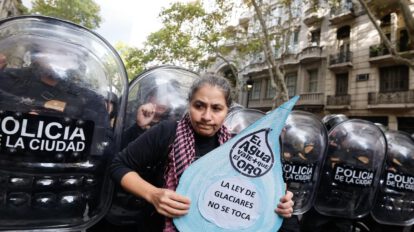 Una persona sostiene un cartel durante una manifestación