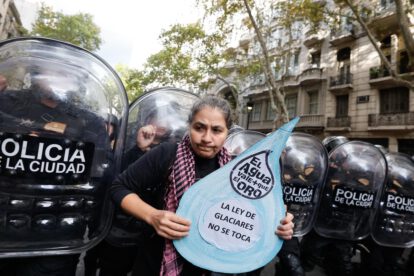 Una persona sostiene un cartel durante una manifestación