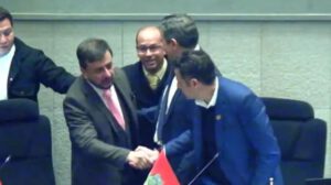 personas saludandoce