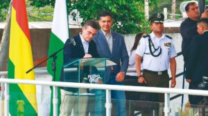 El Presidente Paz promulgando la Ley 157 en Santa Cruz