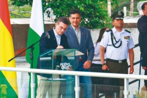 El Presidente Paz promulgando la Ley 157 en Santa Cruz