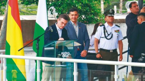 El Presidente Paz promulgando la Ley 157 en Santa Cruz