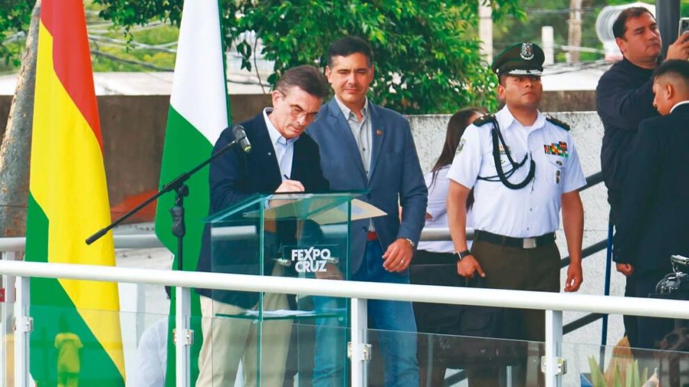 El Presidente Paz promulgando la Ley 157 en Santa Cruz