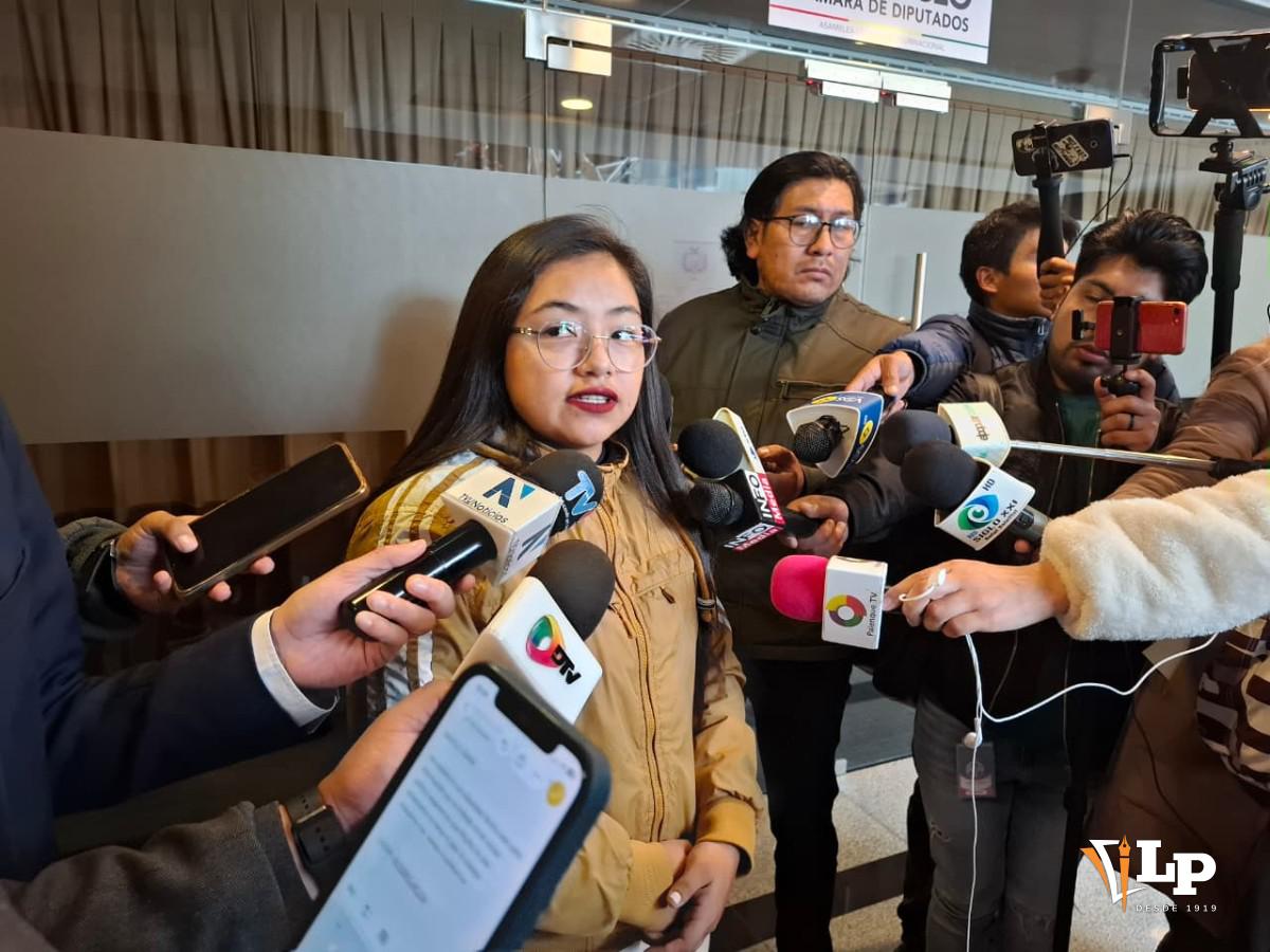 La diputada Justiniano en conferencia de prensa