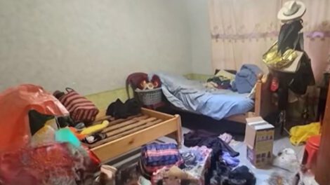 Vista del interior de uno de los inmuebles allanados por la Policía en Quillacollo