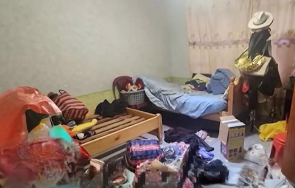 Vista del interior de uno de los inmuebles allanados por la Policía en Quillacollo