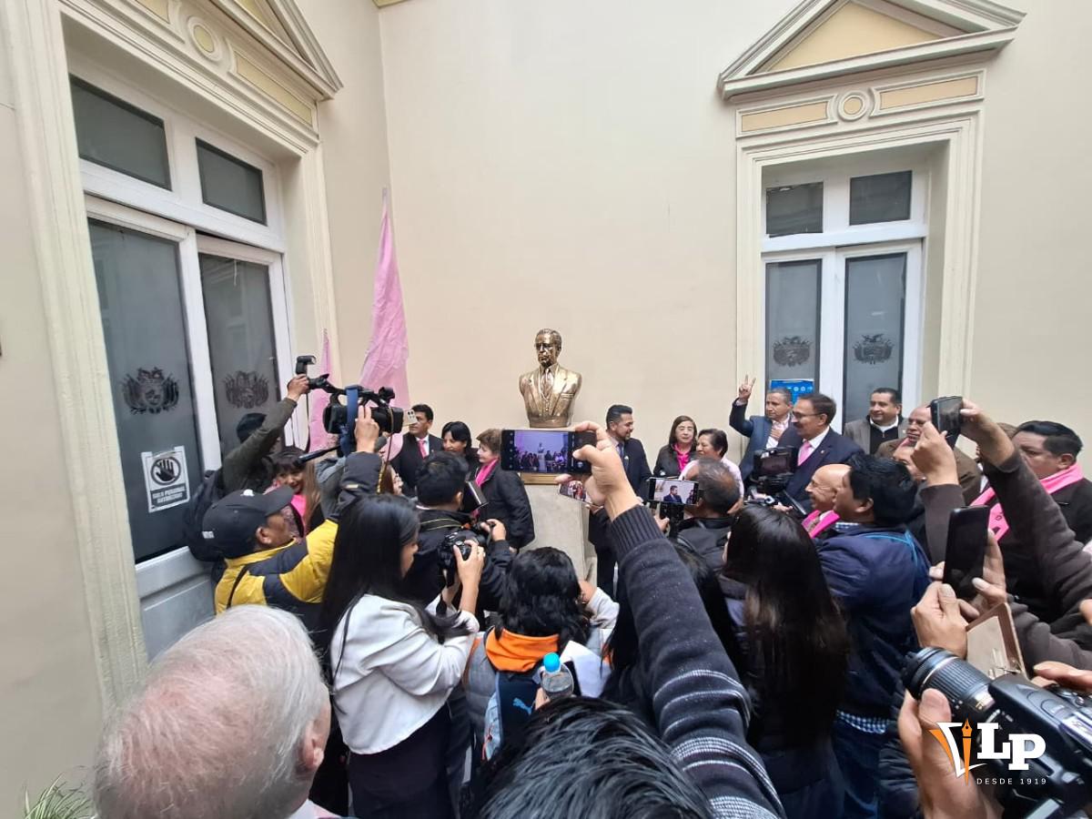 Acto de descubrimiento del busto de Estenssoro