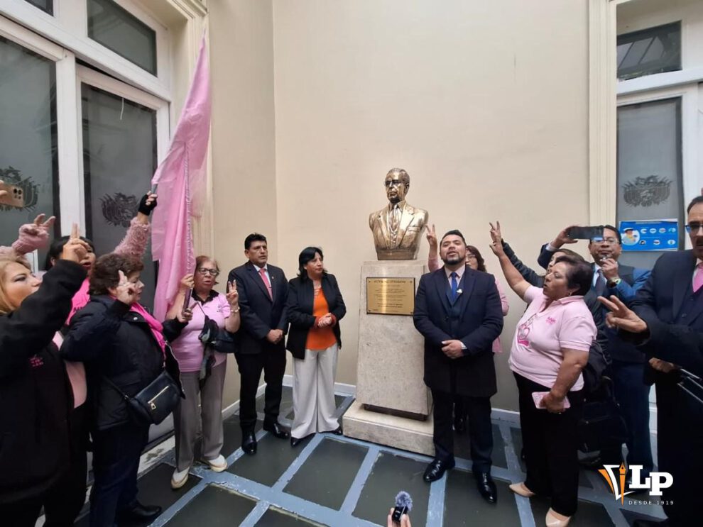 Acto de restitución del busto de Estenssoro