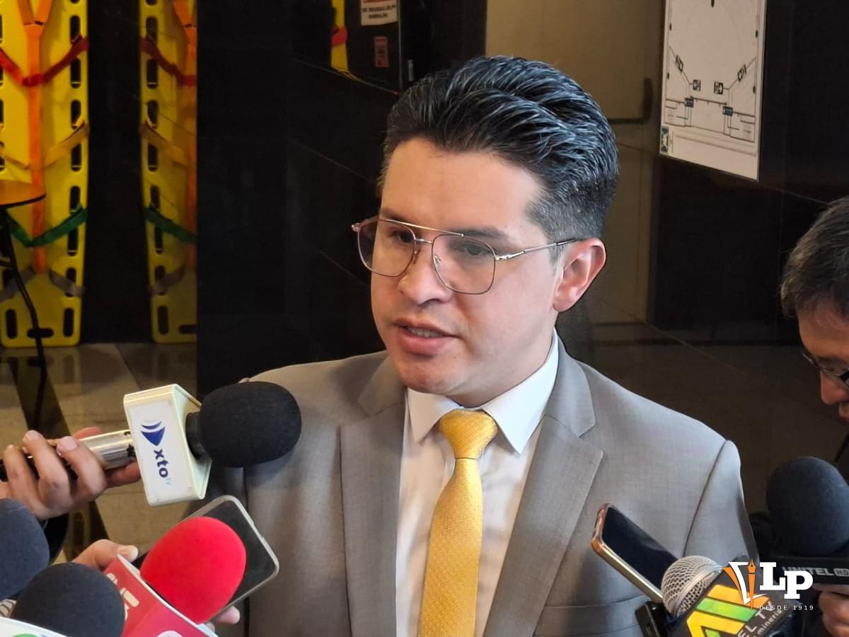 El diputado Rojas en conferencia de prensa