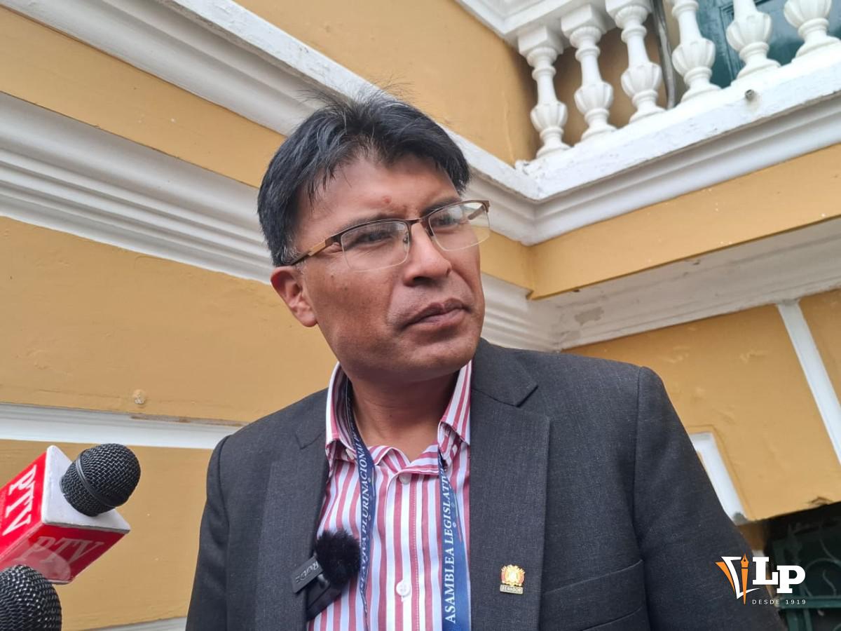 El senador Condori en conferencia de prensa