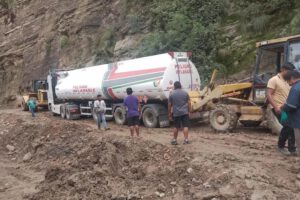 Un camión cisterna permanece detenido en la zona